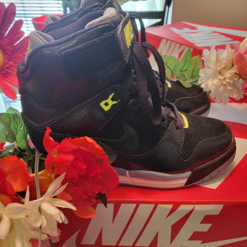 Nike Women’s Sneakers - Picture 4 of 8